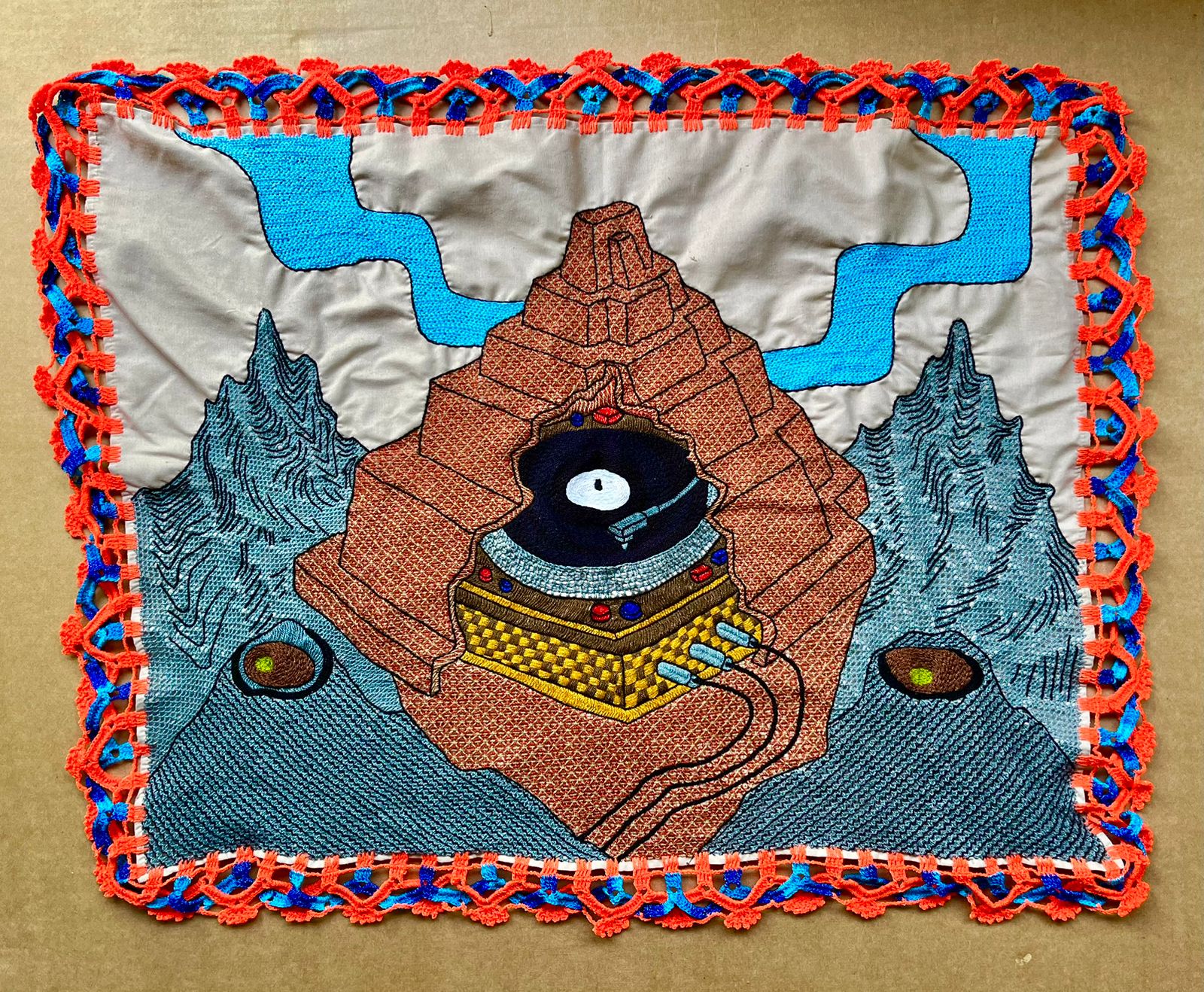 Un pastel decorado Descripción generada automáticamente con confianza media