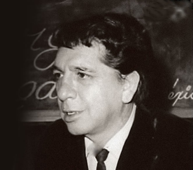 Foto en blanco y negro de un hombre con un traje de color negro Descripción generada automáticamente