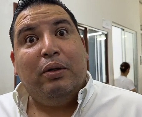 La cara de un hombre con camisa blanca Descripción generada automáticamente