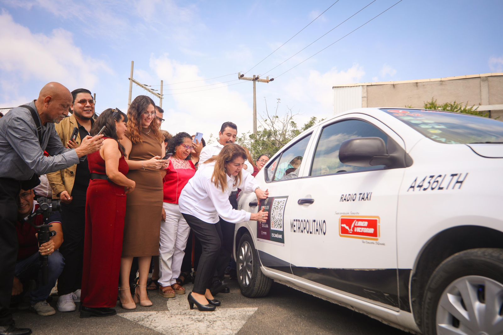 Un grupo de personas alrededor de una camioneta Descripción generada automáticamente