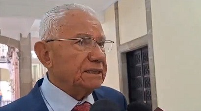 Un hombre con lentes y la boca abierta Descripción generada automáticamente con confianza media