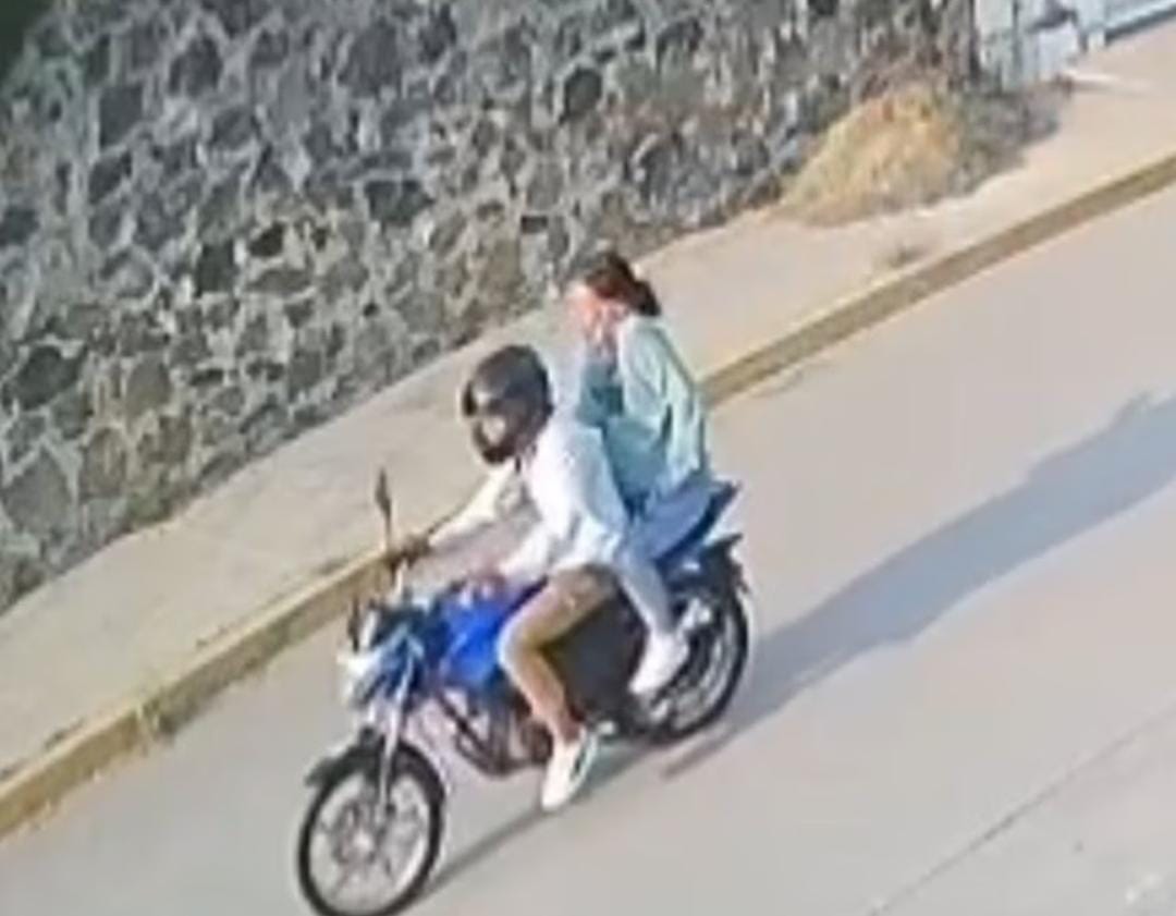 Una persona con una bicicleta Descripción generada automáticamente