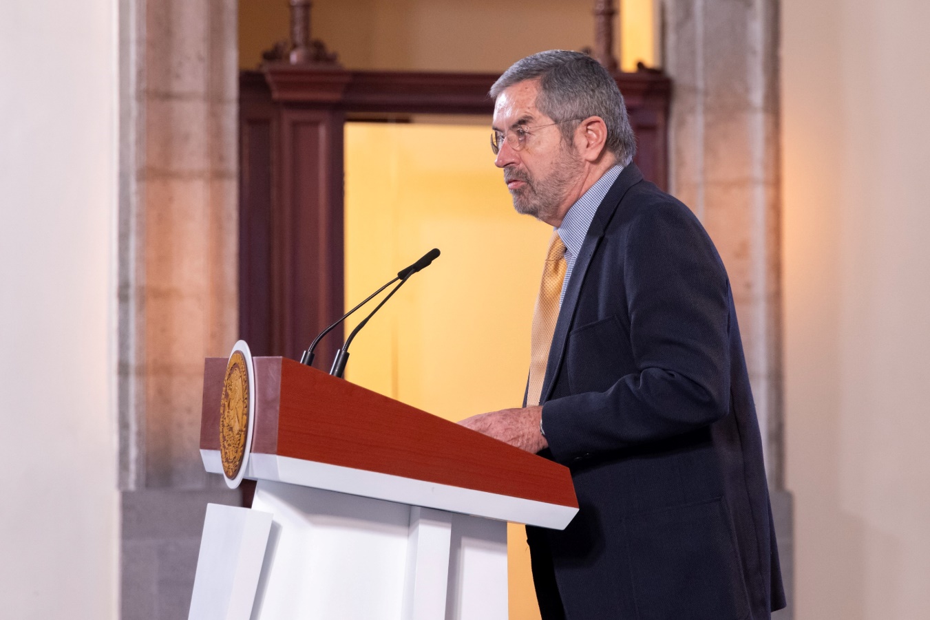 Imagen que contiene hombre, persona, interior, parado Descripción generada automáticamente