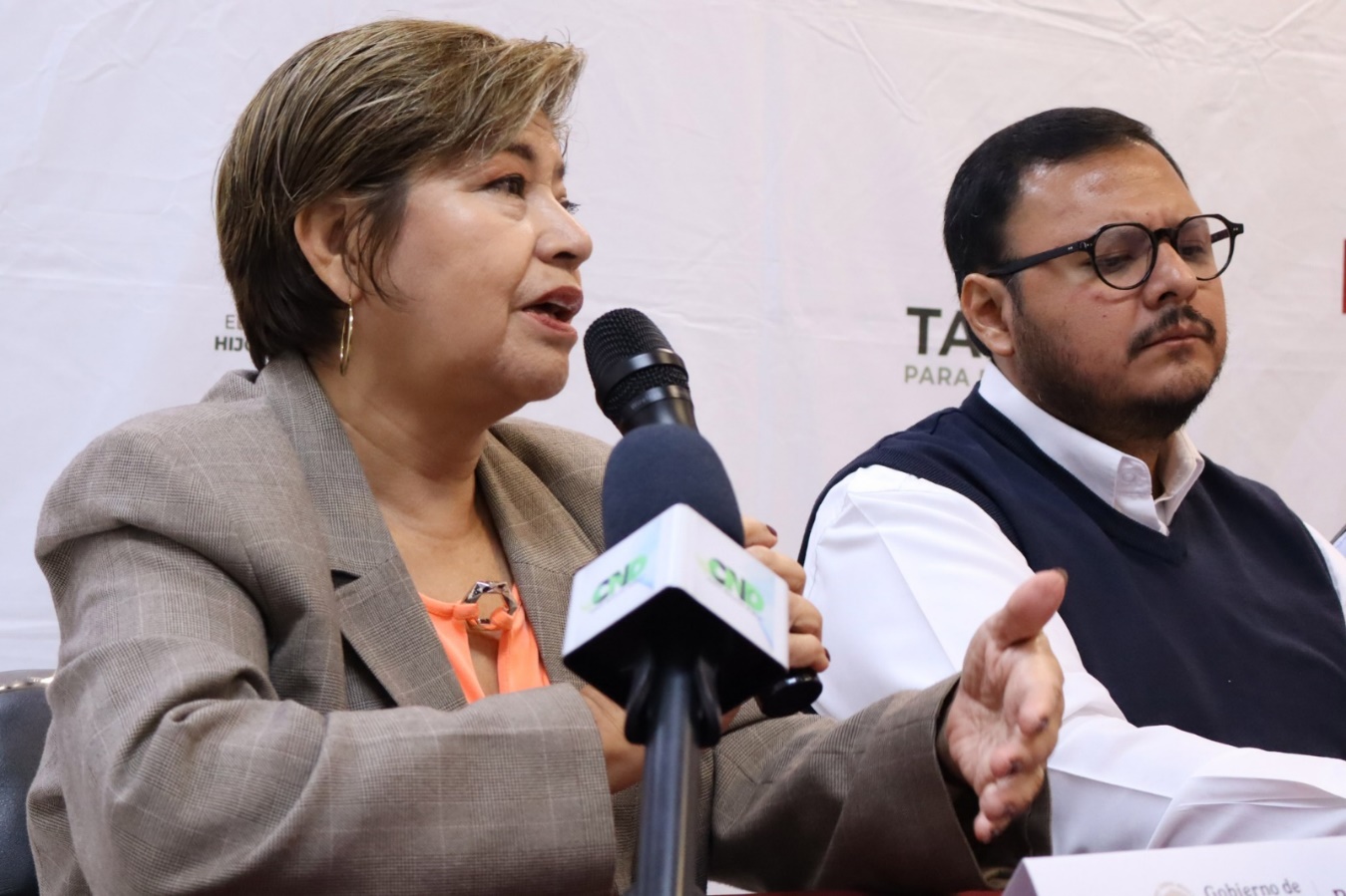 Imagen que contiene persona, hombre, sostener, tabla Descripción generada automáticamente