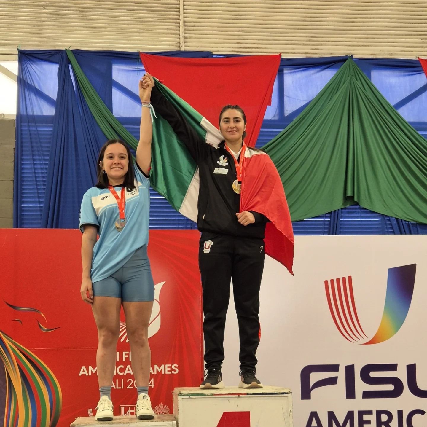 Imagen que contiene posando, parado, hombre, corte Descripción generada automáticamente