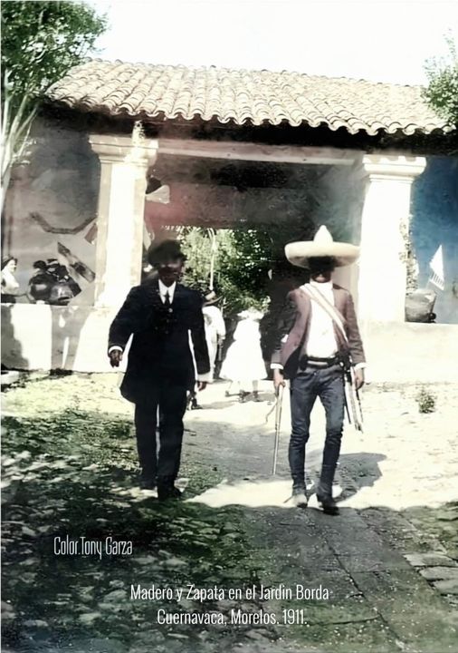 Un grupo de personas caminando en la lluvia Descripción generada automáticamente con confianza media