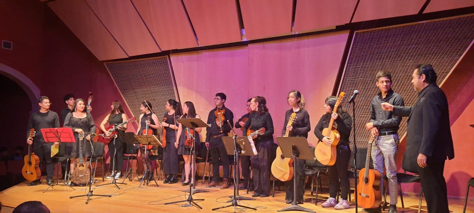 Un grupo de personas con instrumentos musicales Descripción generada automáticamente