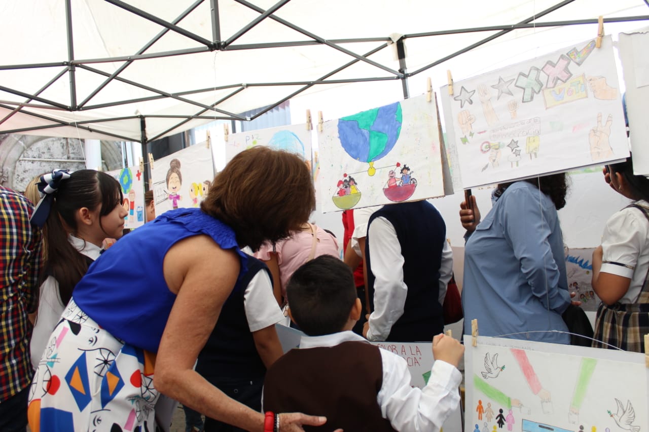 Un grupo de personas en un evento Descripción generada automáticamente con confianza baja