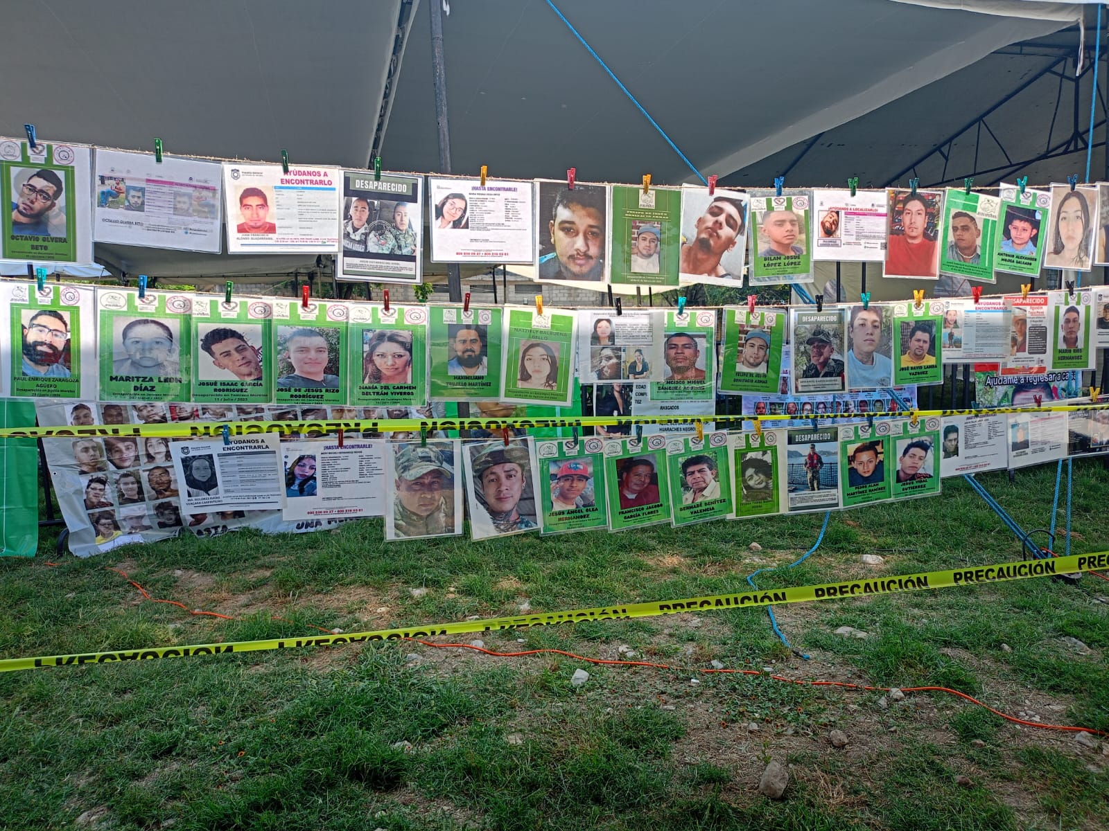 Un grupo de personas en una tienda Descripción generada automáticamente con confianza media