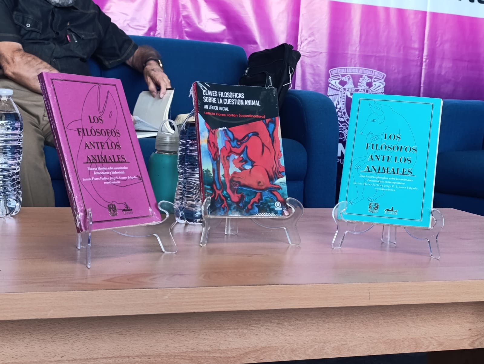 Un par de personas sentadas en una mesa Descripción generada automáticamente con confianza baja