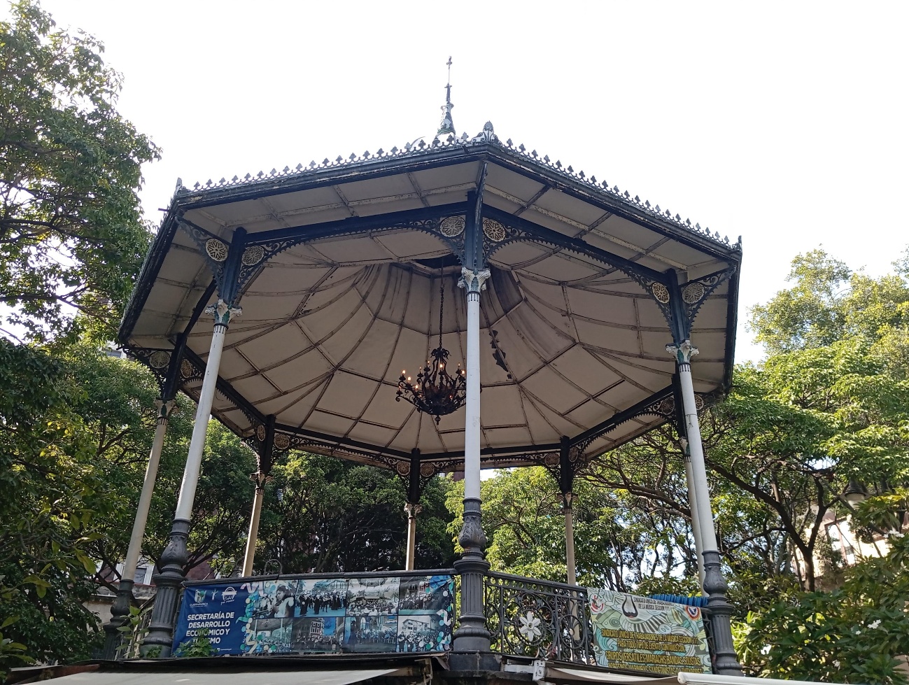 Imagen que contiene exterior, edificio, reloj, grande Descripción generada automáticamente