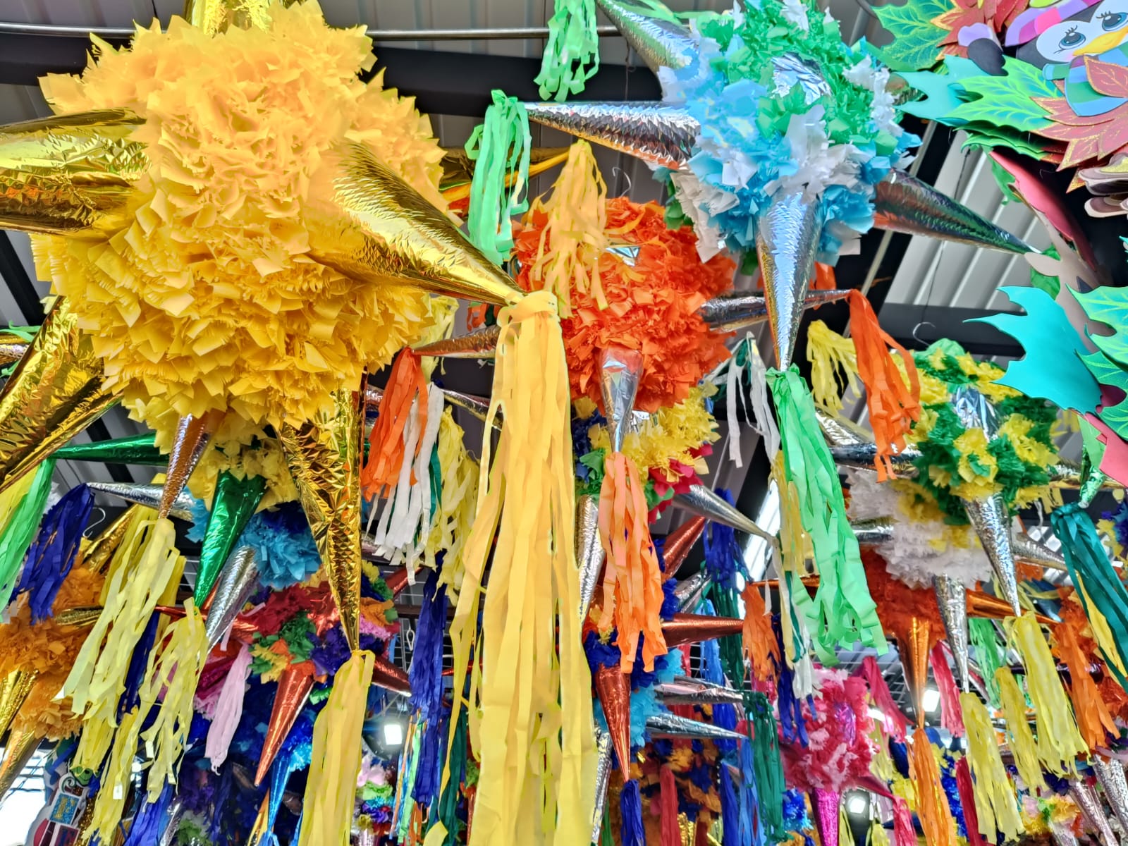 Imagen que contiene interior, tabla, artículos, oficina Descripción generada automáticamente