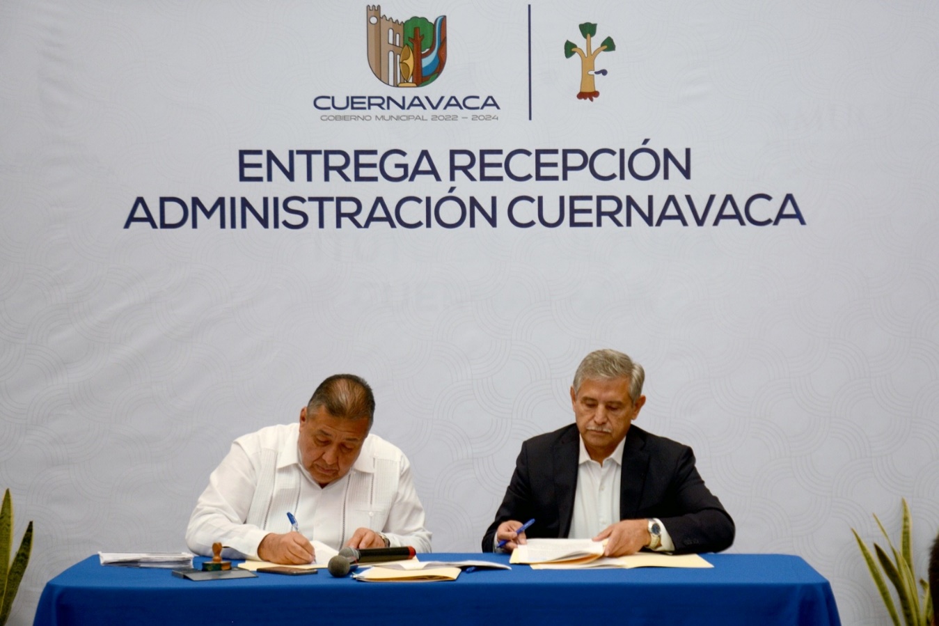 Imagen que contiene persona, hombre, tabla, gente Descripción generada automáticamente