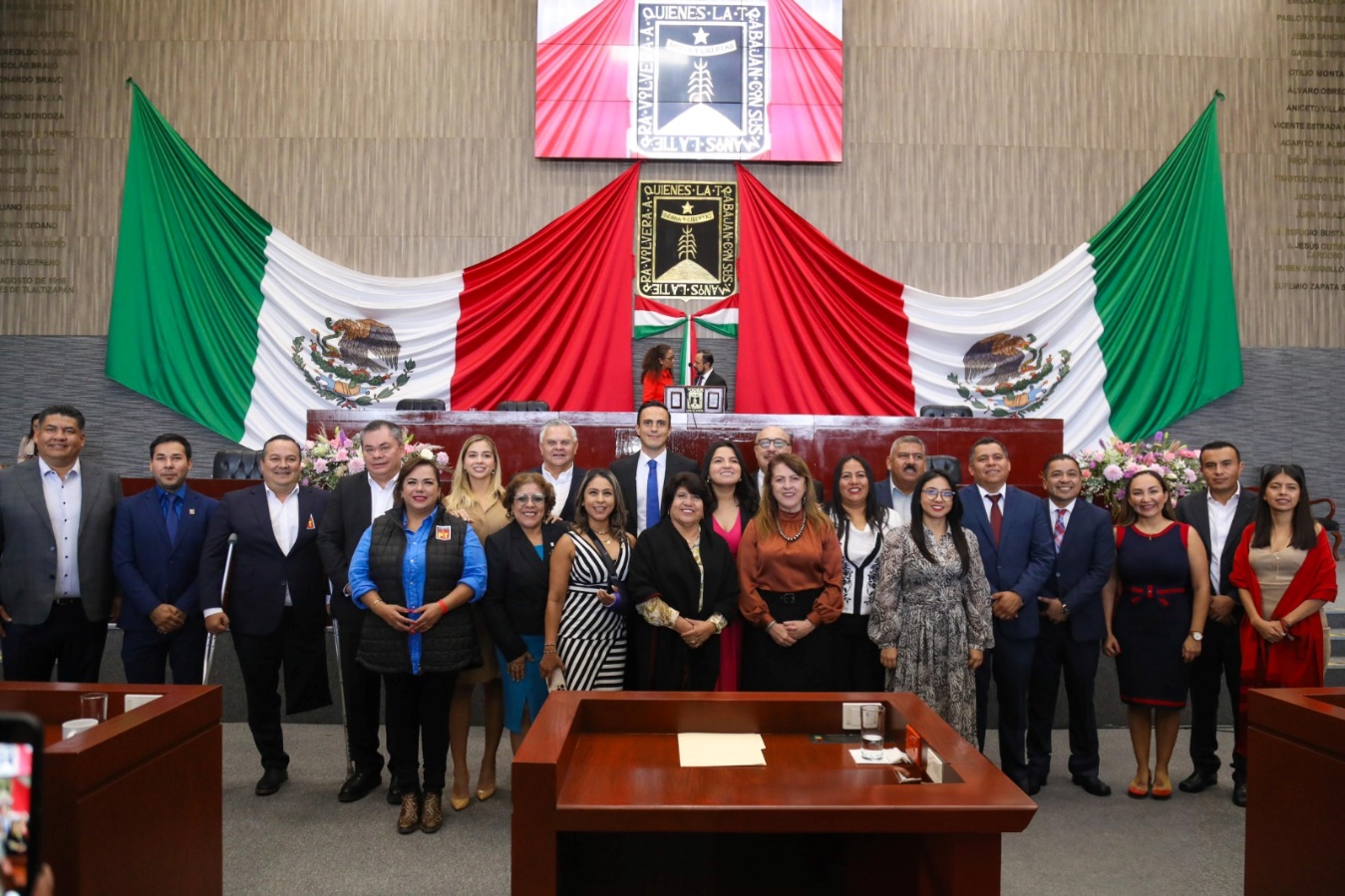 Imagen que contiene persona, interior, tabla, edificio Descripción generada automáticamente