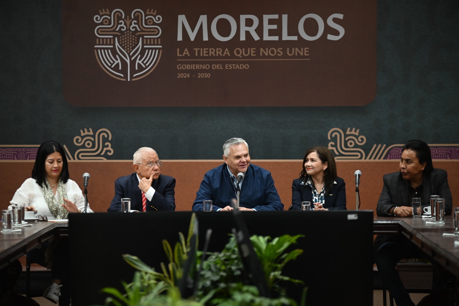 Personas sentadas en una mesa Descripción generada automáticamente con confianza media