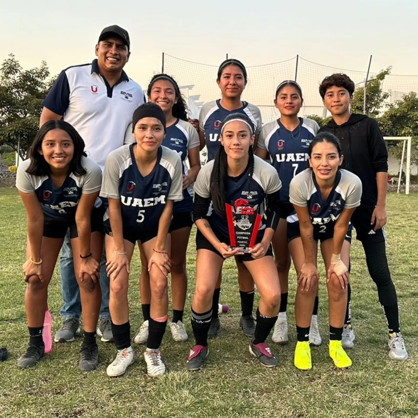 Un grupo de jóvenes posando para una foto Descripción generada automáticamente