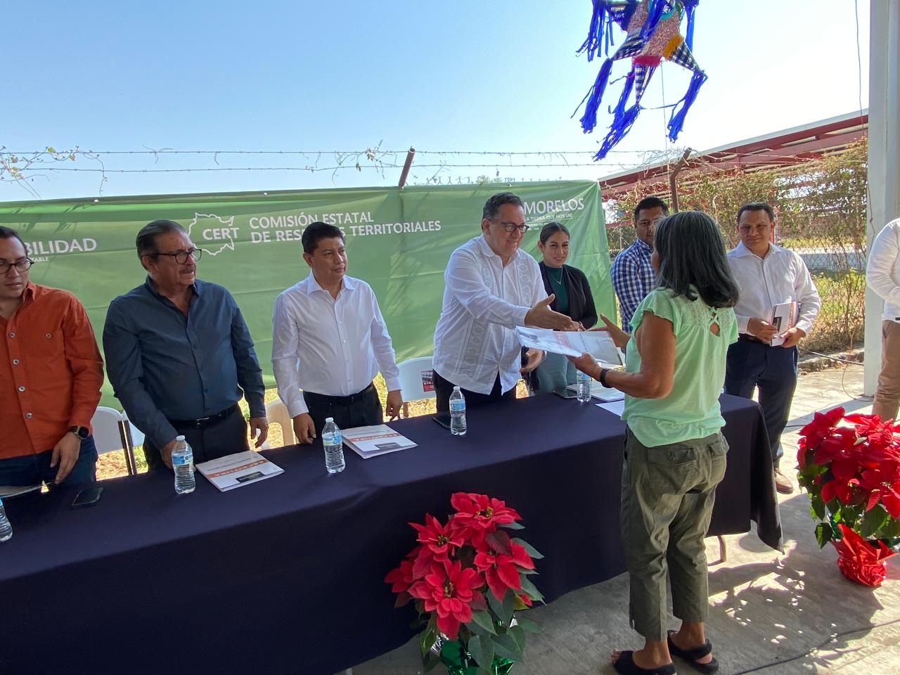 Un grupo de personas de pie Descripción generada automáticamente