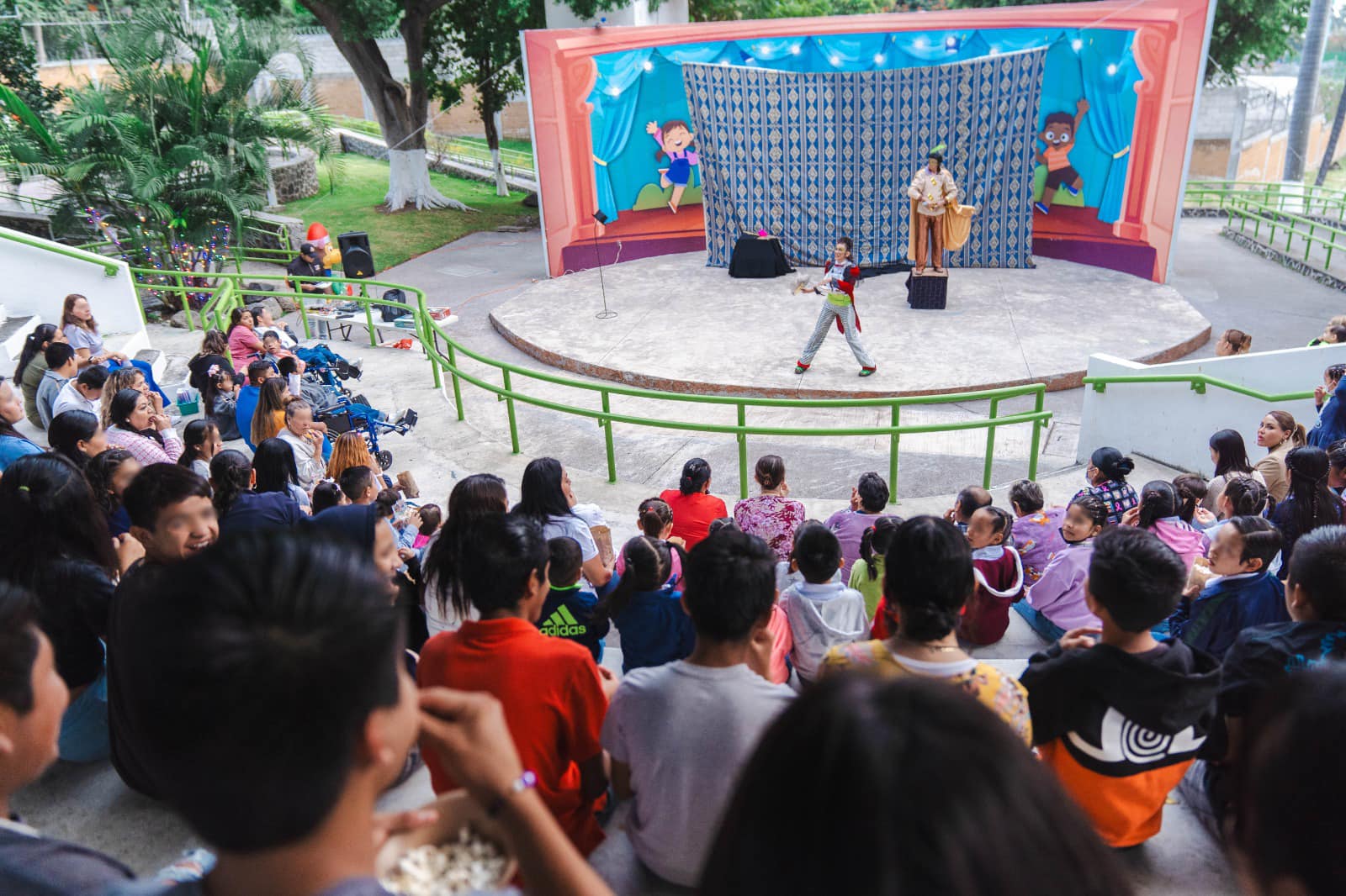 Un grupo de personas en un auditorio Descripción generada automáticamente