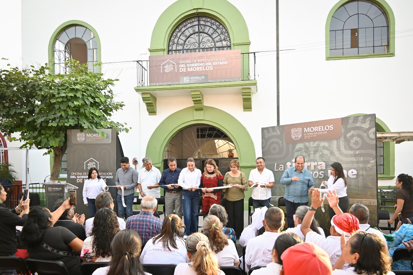 Un grupo de personas en un salón Descripción generada automáticamente