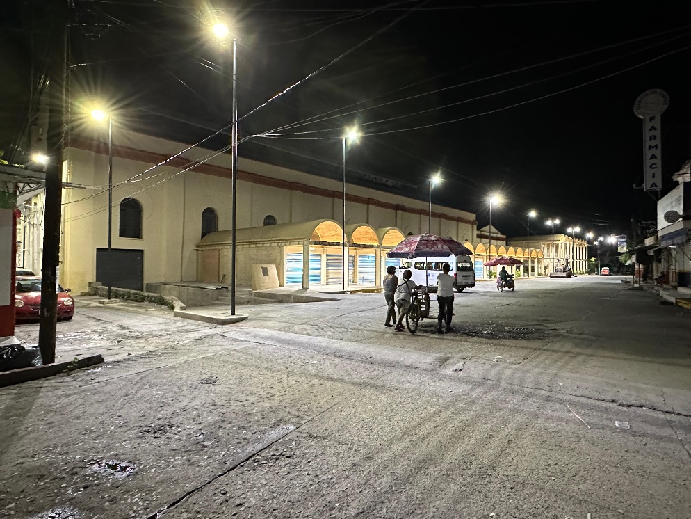Una calle de noche Descripción generada automáticamente