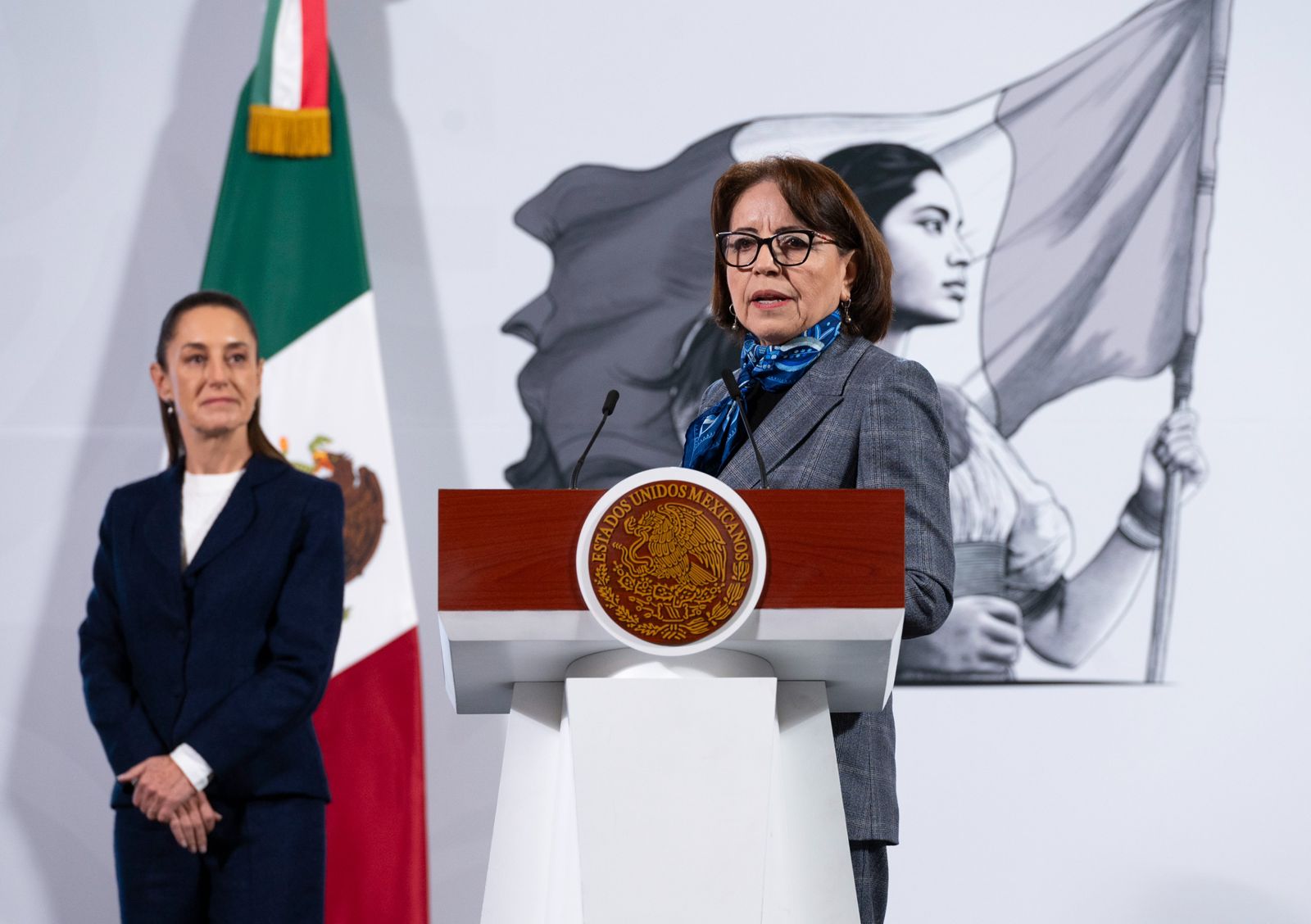 Una persona con un traje de color negro Descripción generada automáticamente con confianza media