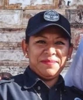 Una persona haciendo gestos con la cara de una persona Descripción generada automáticamente con confianza media