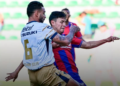 Hombre jugando partido de fútbol Descripción generada automáticamente con confianza media