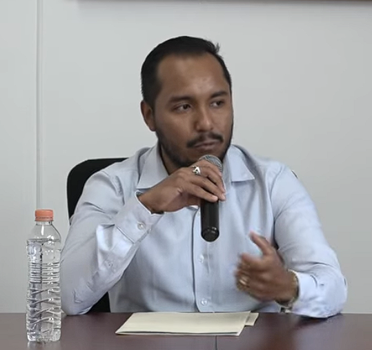 Imagen que contiene persona, interior, tabla, hombre Descripción generada automáticamente