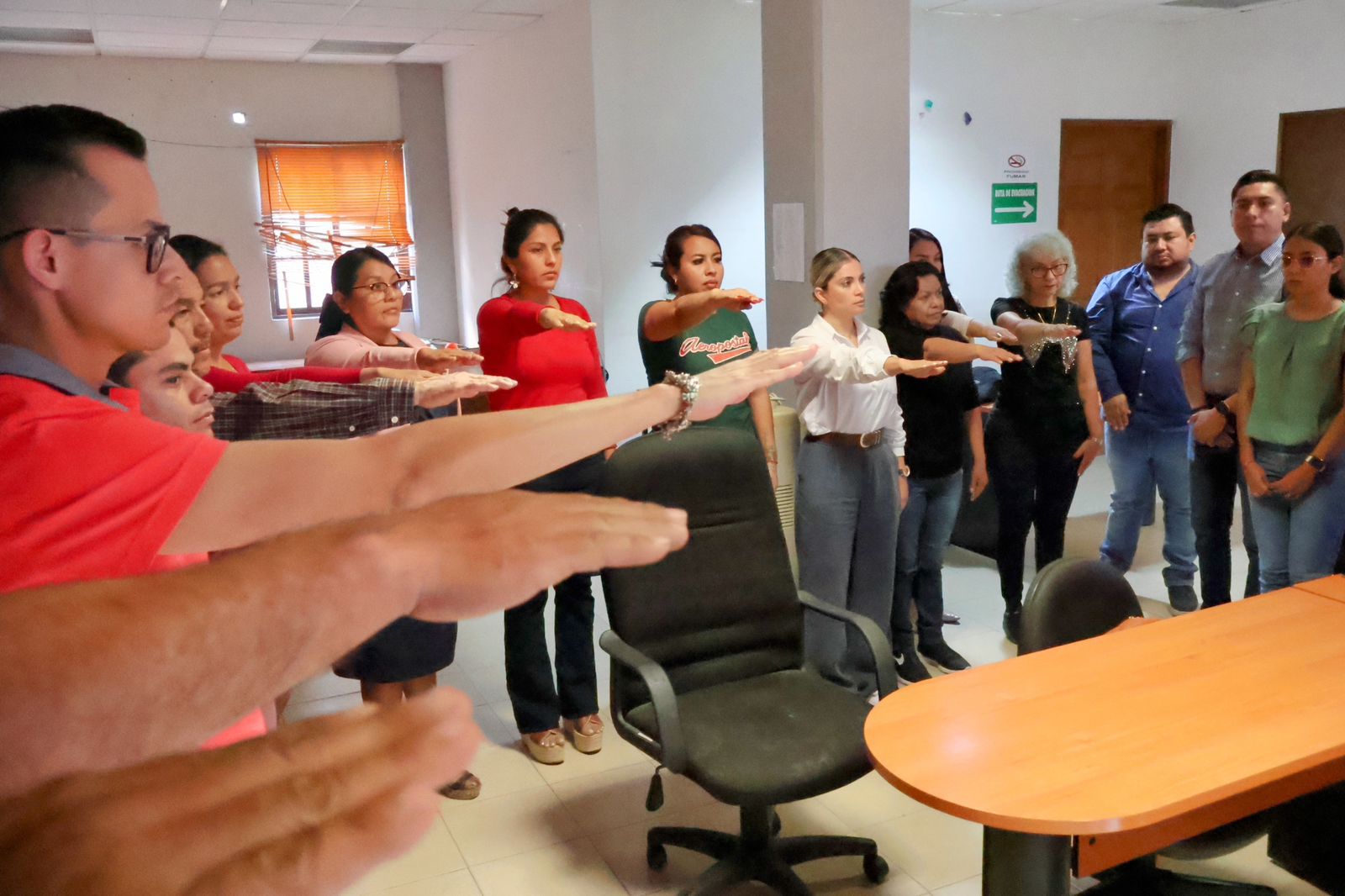 Personas sentadas en una mesa Descripción generada automáticamente