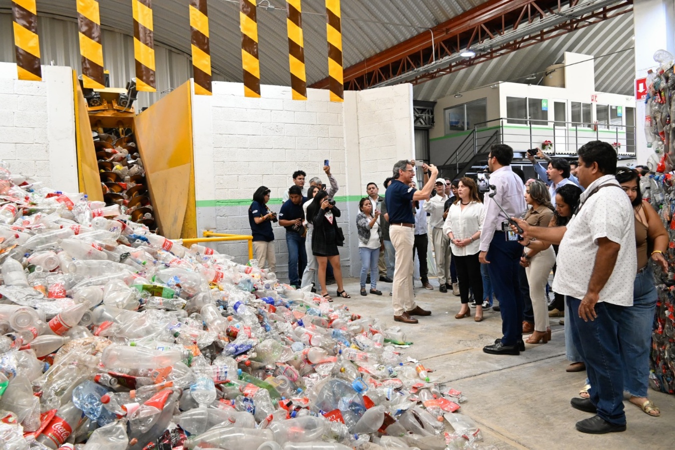 Un grupo de gente en la calle Descripción generada automáticamente