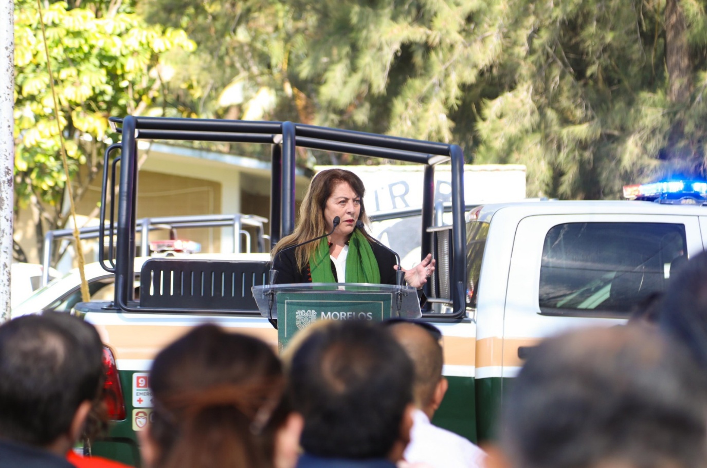 Un grupo de personas alrededor de una camioneta Descripción generada automáticamente