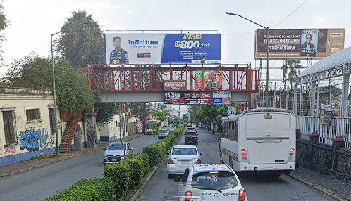 Una calle con coches Descripción generada automáticamente