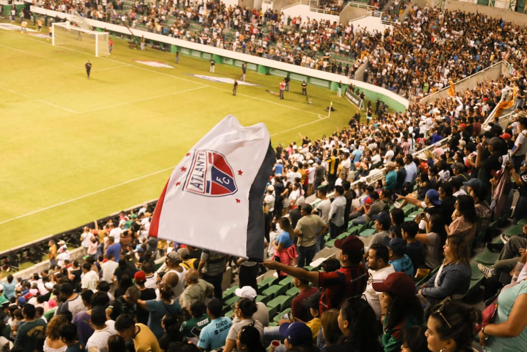 Una multitud de gente Descripción generada automáticamente