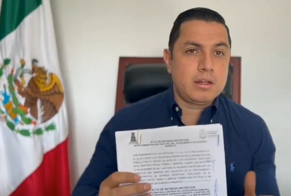 Una persona haciendo gestos con la mano Descripción generada automáticamente con confianza baja