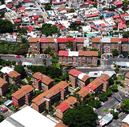 Vista aérea de una ciudad con varios edificios Descripción generada automáticamente