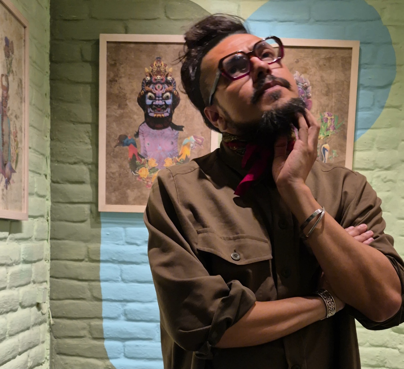 Imagen que contiene persona, edificio, hombre, celular El contenido generado por IA puede ser incorrecto.