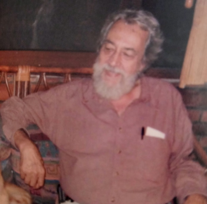 Un hombre mayor Descripción generada automáticamente con confianza media