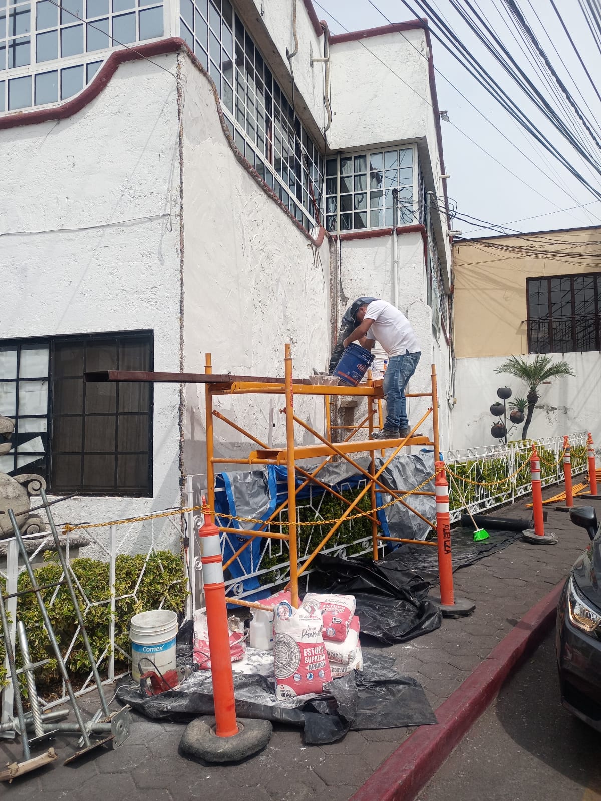 Imagen que contiene edificio, exterior, bicicleta, hombre El contenido generado por IA puede ser incorrecto.