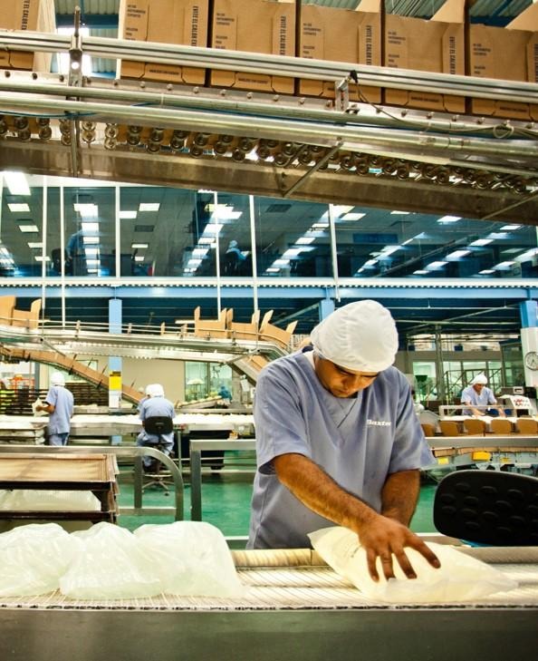 Imagen que contiene edificio, persona, interior, tabla El contenido generado por IA puede ser incorrecto.