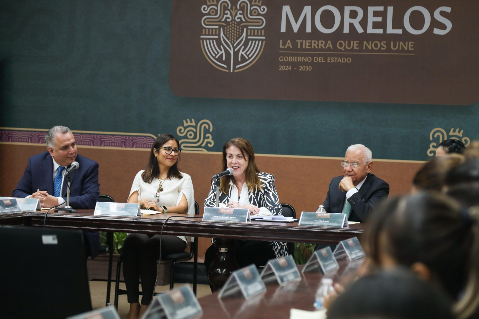Personas sentadas en una mesa El contenido generado por IA puede ser incorrecto.