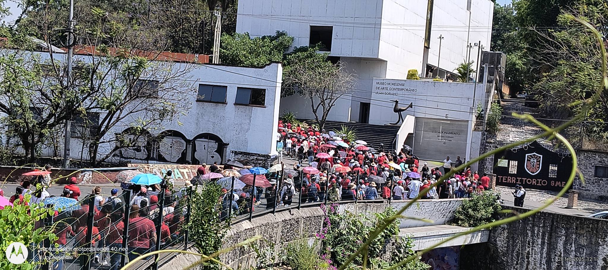 Puede ser una imagen de una persona y texto