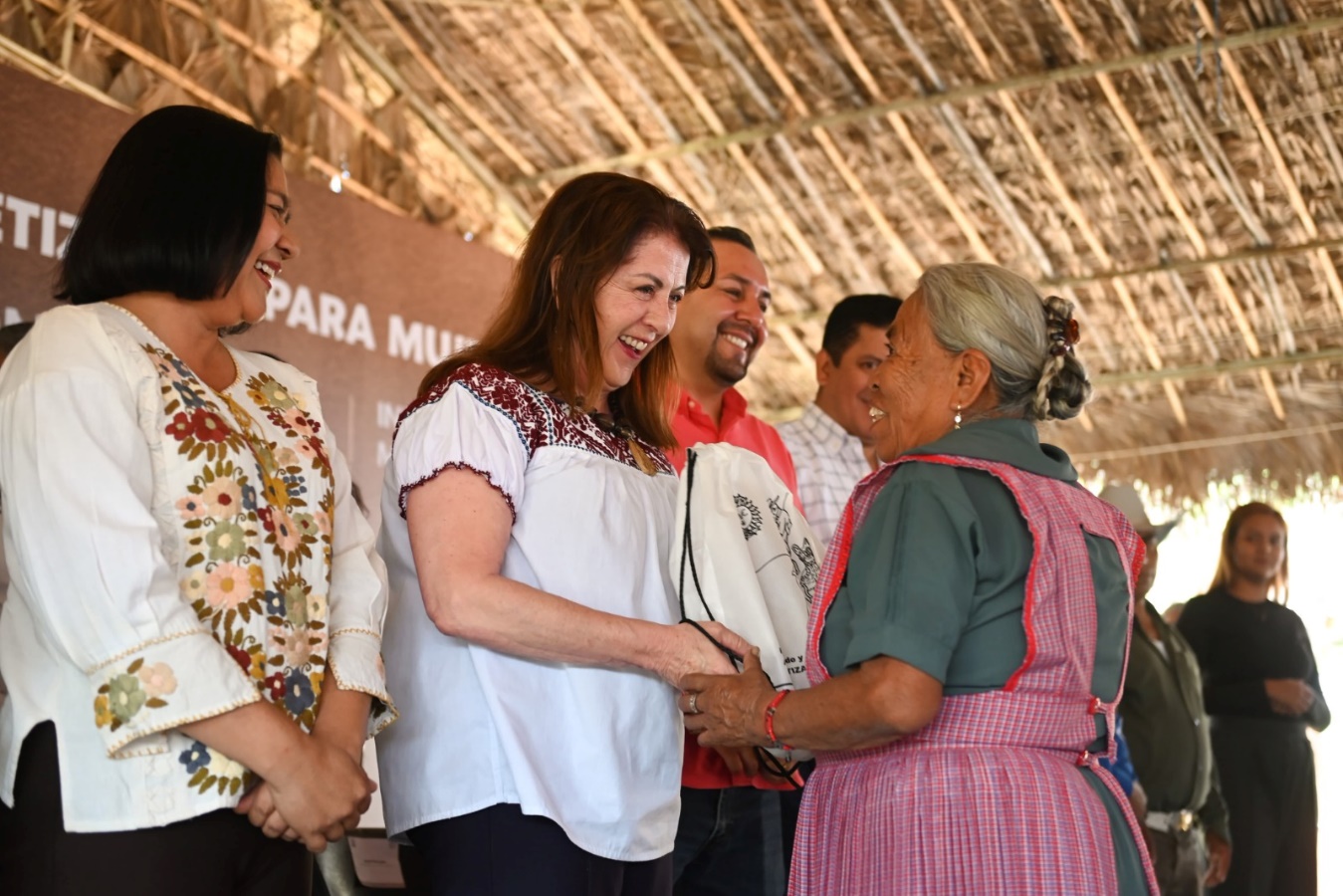 Un grupo de personas de pie El contenido generado por IA puede ser incorrecto.