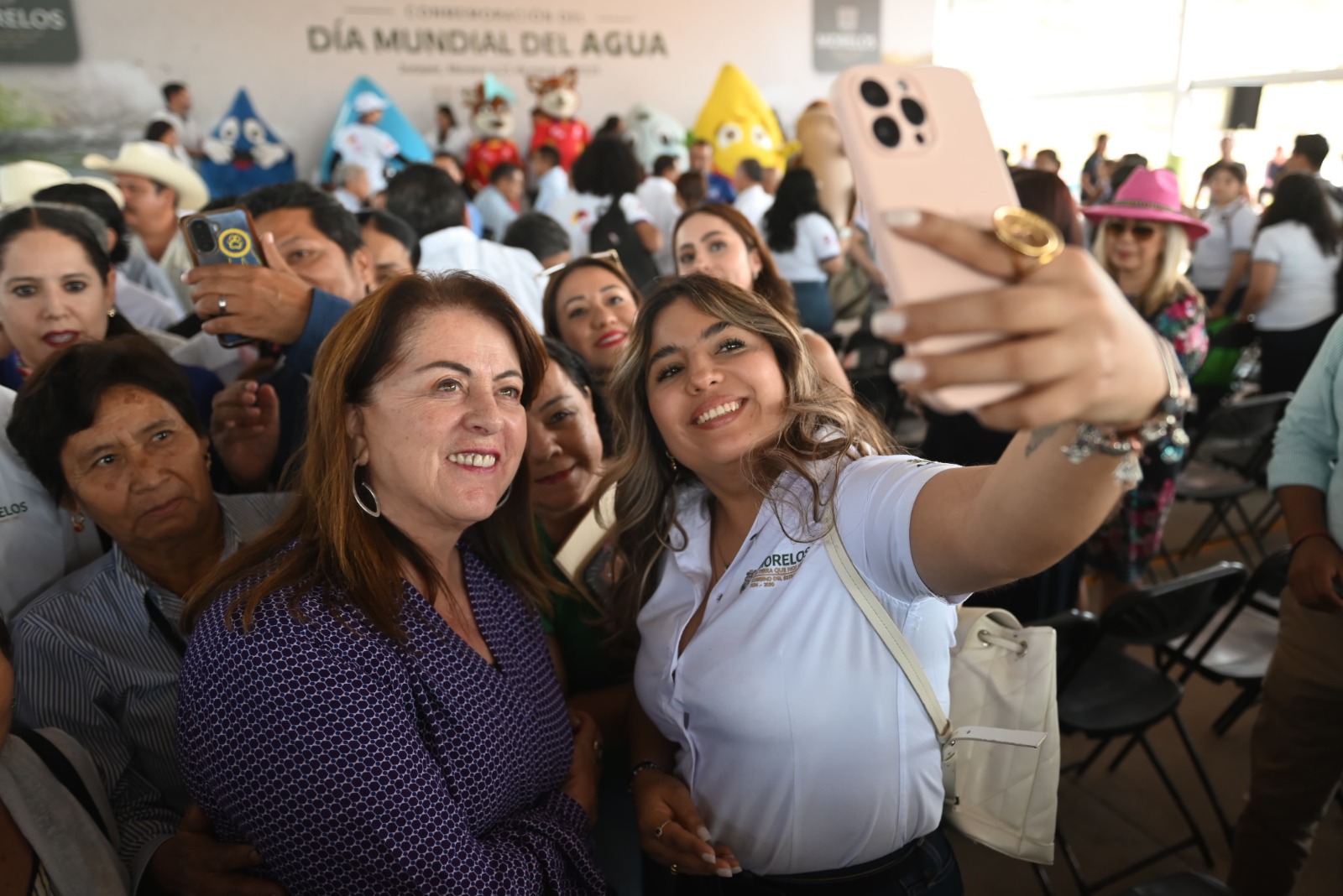 Un grupo de personas posando para la cámara delante de una multitud de gente El contenido generado por IA puede ser incorrecto.