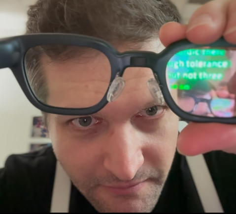 Un hombre con gafas oscuras El contenido generado por IA puede ser incorrecto.