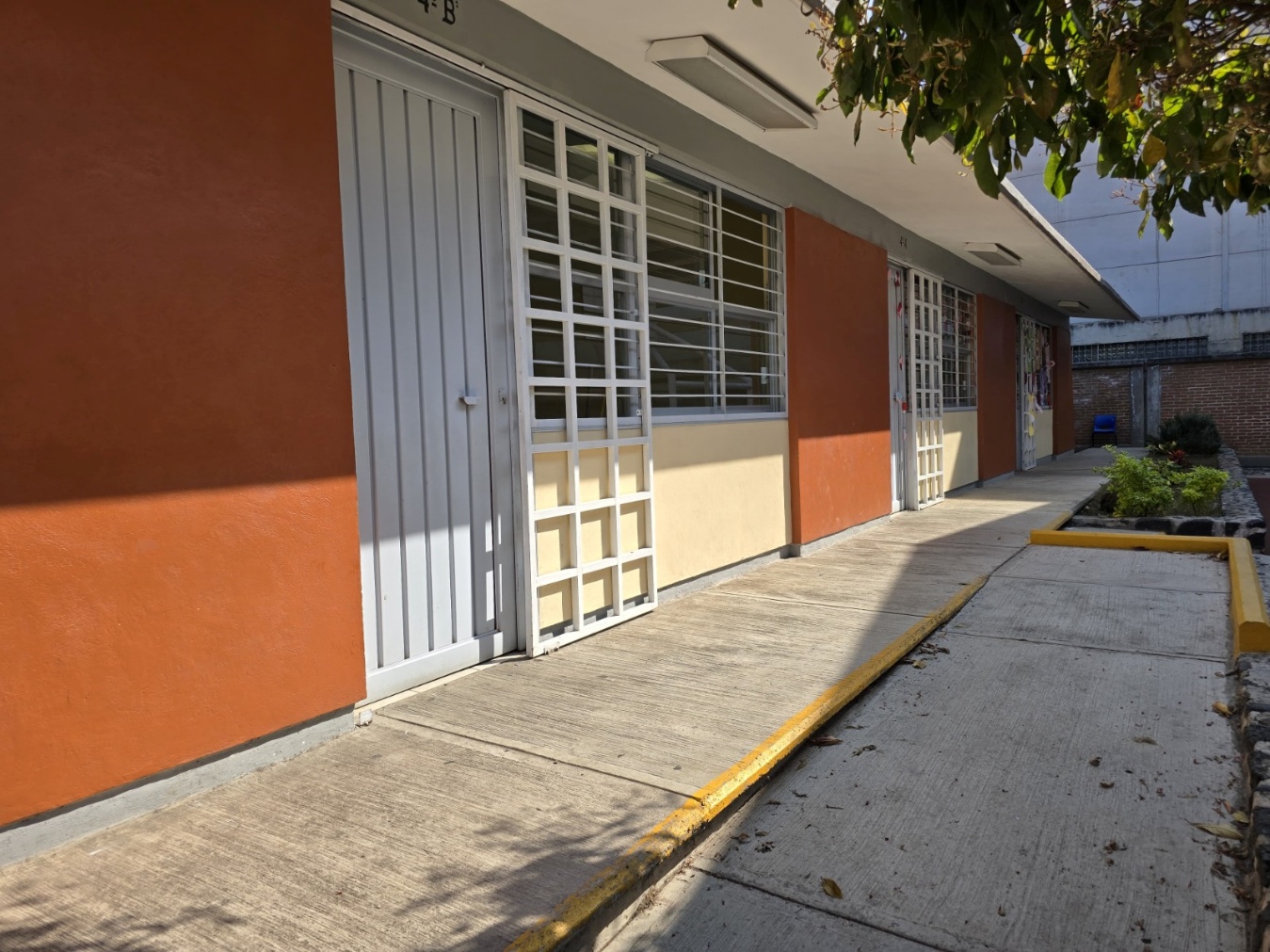 Una casa en la banqueta El contenido generado por IA puede ser incorrecto.