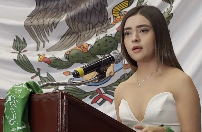 Una mujer con un vestido blanco El contenido generado por IA puede ser incorrecto.