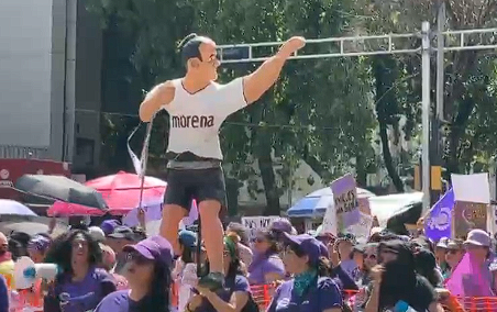 Una multitud de gente El contenido generado por IA puede ser incorrecto.