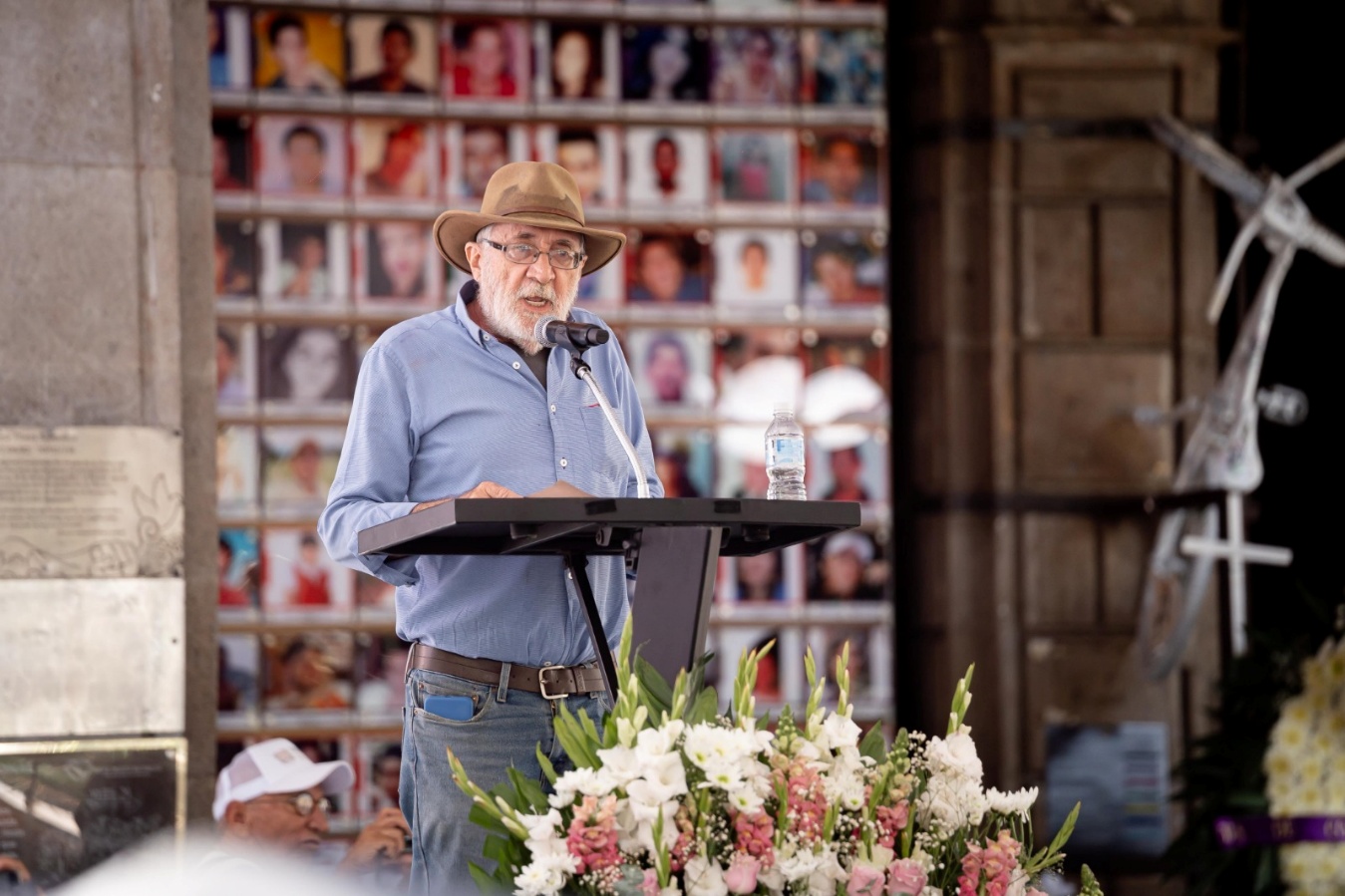 Una persona con un florero con flores El contenido generado por IA puede ser incorrecto.