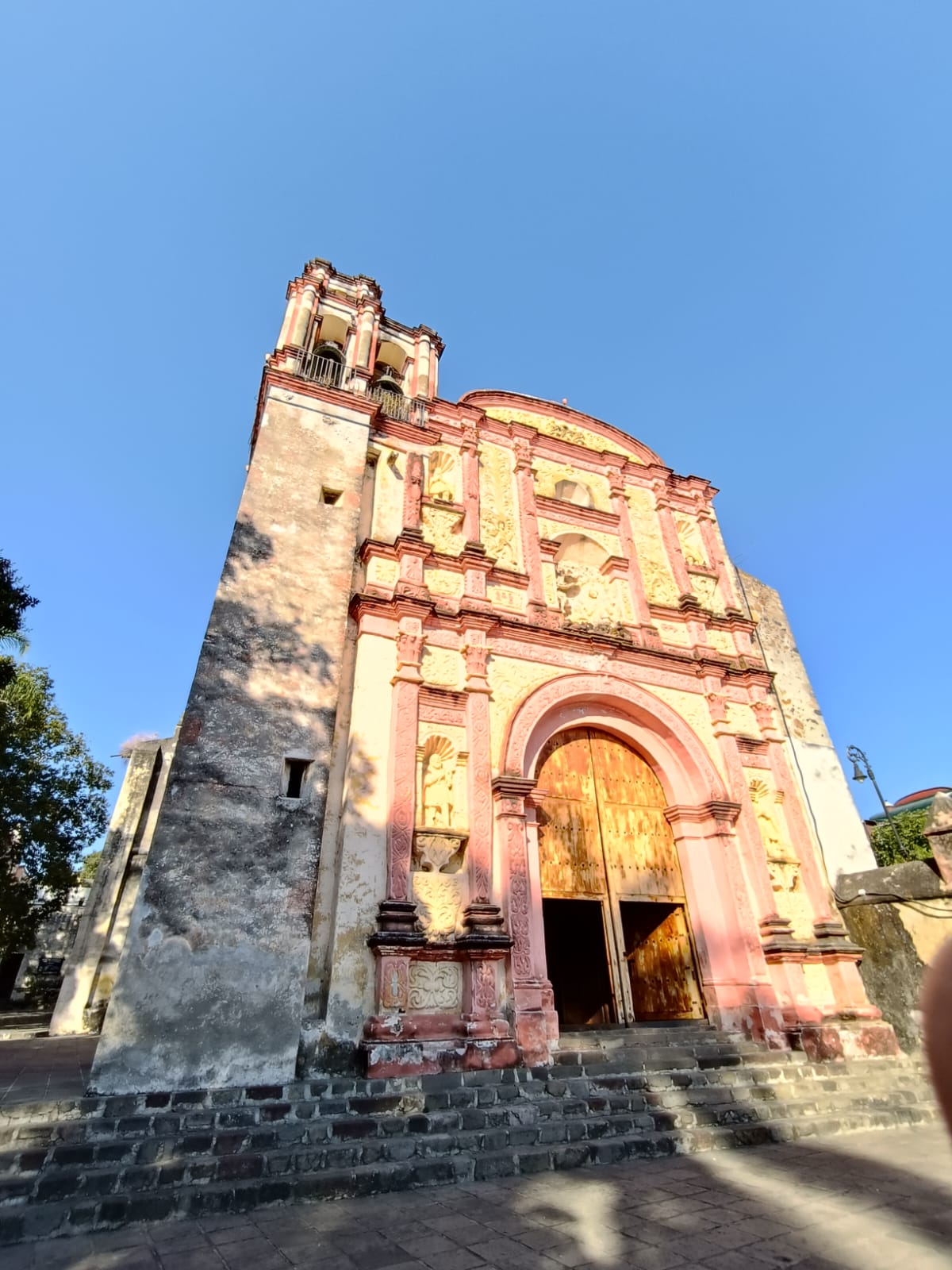 Una torre de un edificio de piedra El contenido generado por IA puede ser incorrecto.