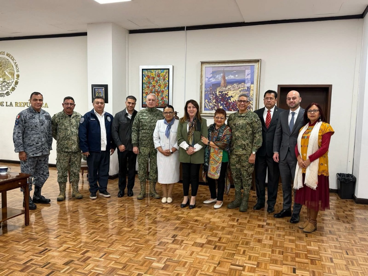 Grupo de personas posando delante de una pared El contenido generado por IA puede ser incorrecto.